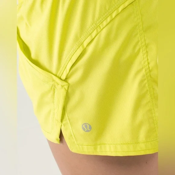 Lululemon Shake & Break Short in Split Pea - Picture 2 of 7